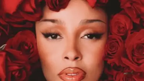 Doja Cat divulga data de lançamento, capa e trailer de seu novo álbum, "Vie"