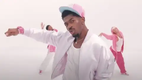 Lil Nas X é preso e internado após ser flagrado andando apenas de cueca nas ruas de Los Angeles