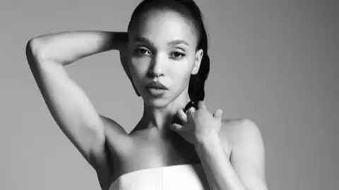 "Não diria que me sinto segura", diz FKA twigs após processo por agressão contra Shia LaBeouf