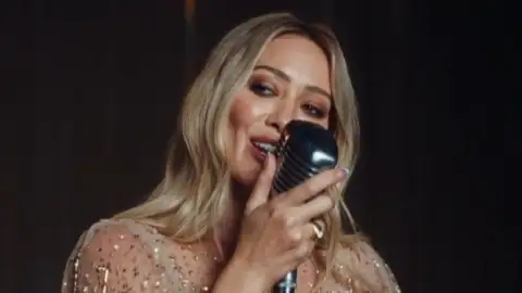 Hilary Duff está de volta com "Mature". Ouça com letra e tradução!