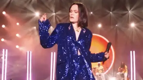 Jessie J divulga lyric video de "H.A.P.P.Y" com imagens de show no The Town, em São Paulo. Veja!