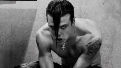 Yungblud explica motivo de cancelamento de shows: "Exames de voz e de sangue levantaram preocupações