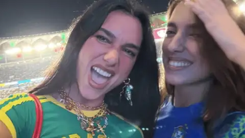 "Sabe viver como uma verdadeira carioca", diz dono de bar no Rio que atendeu Dua Lipa