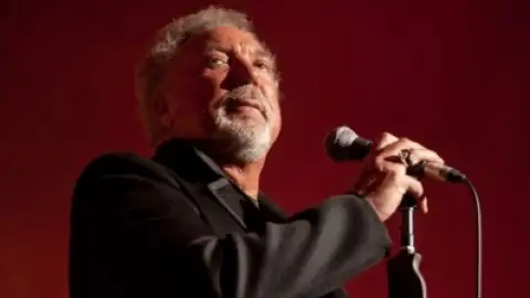 Ouça o novo single de Tom Jones, "Bad As Me"