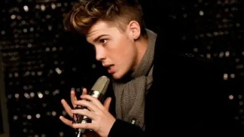 Escute "Is This Love", single de estreia de Aiden Grimshaw