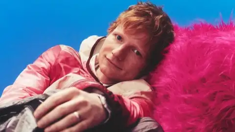 Ed Sheeran pede aos fãs que &ldquo;enviem sugestões de músicas por mensagem&rdquo; para a "Loop Tour" de 2026