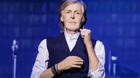 Paul McCartney lança disco com participação de Ringo Starr e mergulha na infância em Liverpool