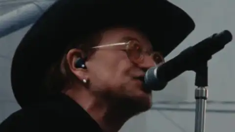 U2 quebra jejum de 9 anos e lança "Street Of Dreams" com refrão em espanhol