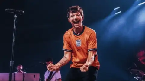 Louis Tomlinson assiste ao jogo da Inglaterra na Copa no palco e irrita fãs durante show nos EUA