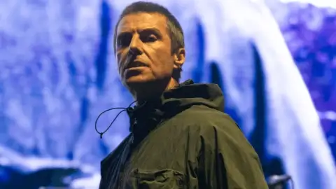 Liam Gallagher descarta novo álbum do Oasis com resposta ácida e acena com shows em 2027