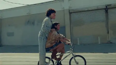 benny blanco lança "Te Olvido (La La)" com Selena Gomez e Becky G. Ouça com letra e tradução