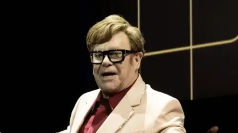 Atração do Rock in Rio, Elton John usa os próprios ossos transformados em ouro como joia