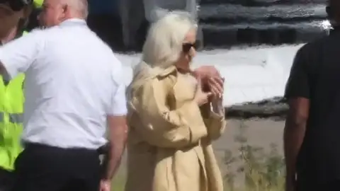 Lady Gaga é flagrada com o primeiro filho no colo em passeio público