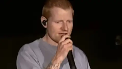 Ed Sheeran se emociona e admite "erros" em 1º show após saída de Macklemore, Finneas e mais