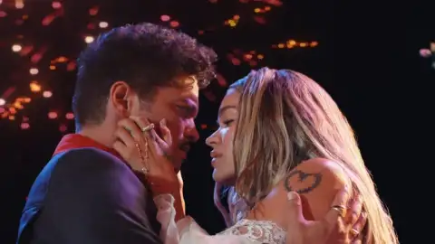 Karol G é a musa de Bruno Mars em seu novo clipe, "Dance With Me". Veja com a letra e a tradução!