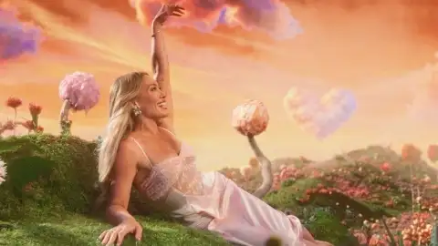 Hilary Duff lança "CATastrophe", da trilha de "O Gato de Chapéu". Ouça com letra e tradução