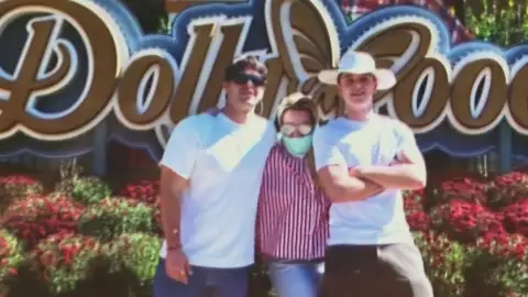 Britney Spears reaparece de máscara ao lado dos dois filhos em vídeo e foto em Dollywood