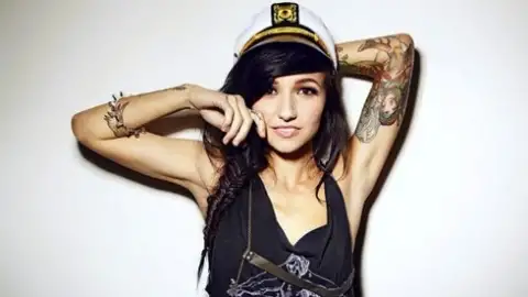 Lights faz cover de "We Found Love"