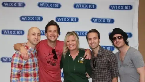 Confira um show acústico feito pelo Simple Plan