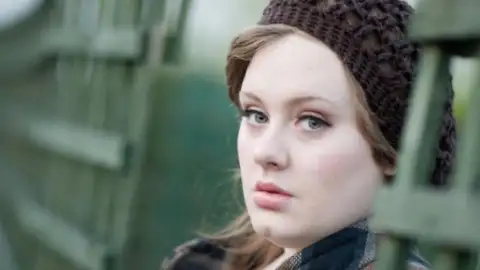 Canção de Adele é uma das mais tocadas em funerais no Reino Unido