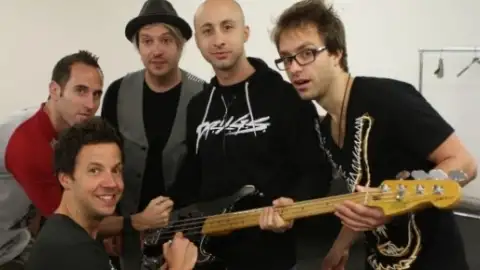 Simple Plan toca "This Song Saved My Life" em versão acústica