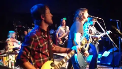 Dave Grohl junta estrelas do rock em show histórico. Veja os vídeos!