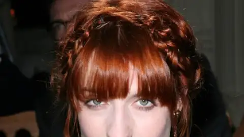 Florence Welch canta com passageiros do metrô de Londres