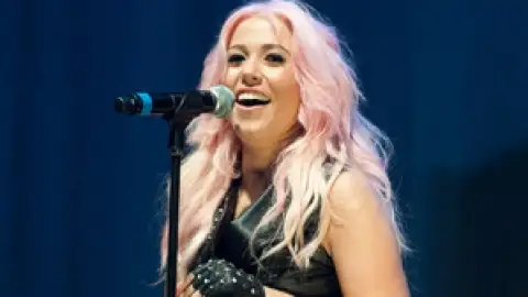 Ficar famoso no X Factor não é maldição, diz Amelia Lily